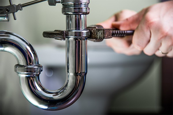 Image of leakey faucet in need of repair by professional plumbers in Long Beach CA. | Beach Plumbing